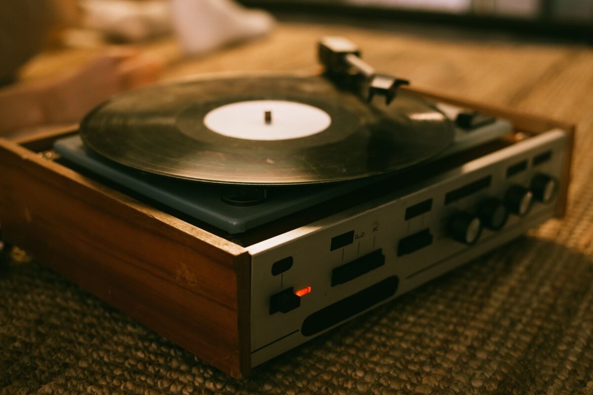 enceinte platine vinyle préampli faut il